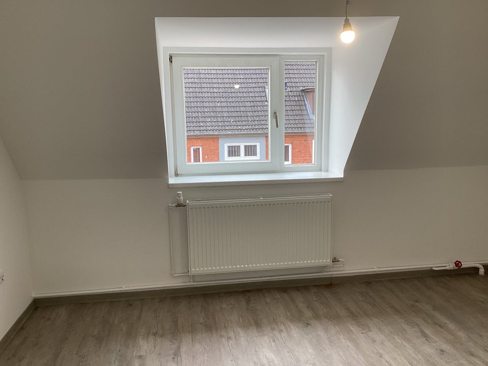 Schöner Wohnen in einer sanierten 3-Zimmer-Dachgeschoss-Wohnung, sofort anmietbar! - Photo 3
