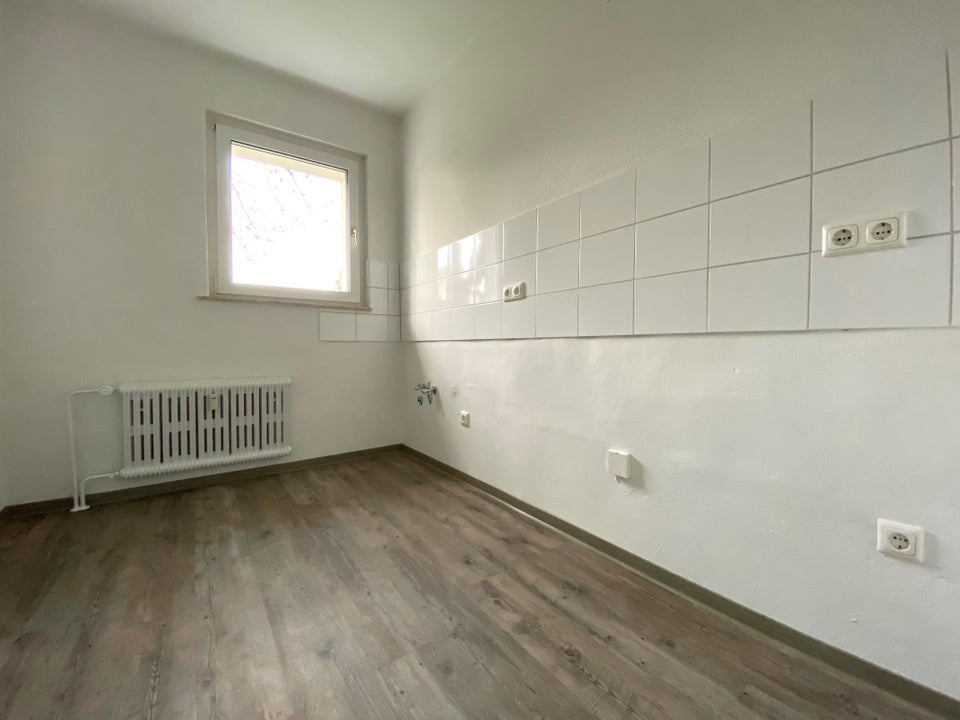 3-Zimmer-Wohnung, frisch gestrichen und neuen Vinylboden - Foto 3