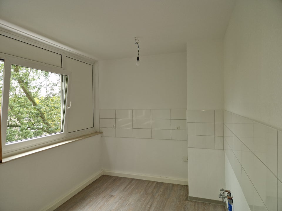 Nimm mich! Komplett renovierte 2-Zimmer-Wohnung mit Balkon! - Foto 3