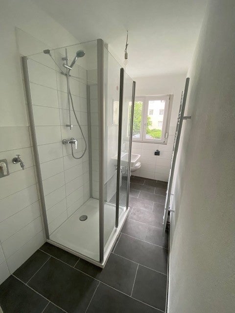 Top sanierte Wohnung mit Dusche und Balkon für Rentner*innen. - Foto 2