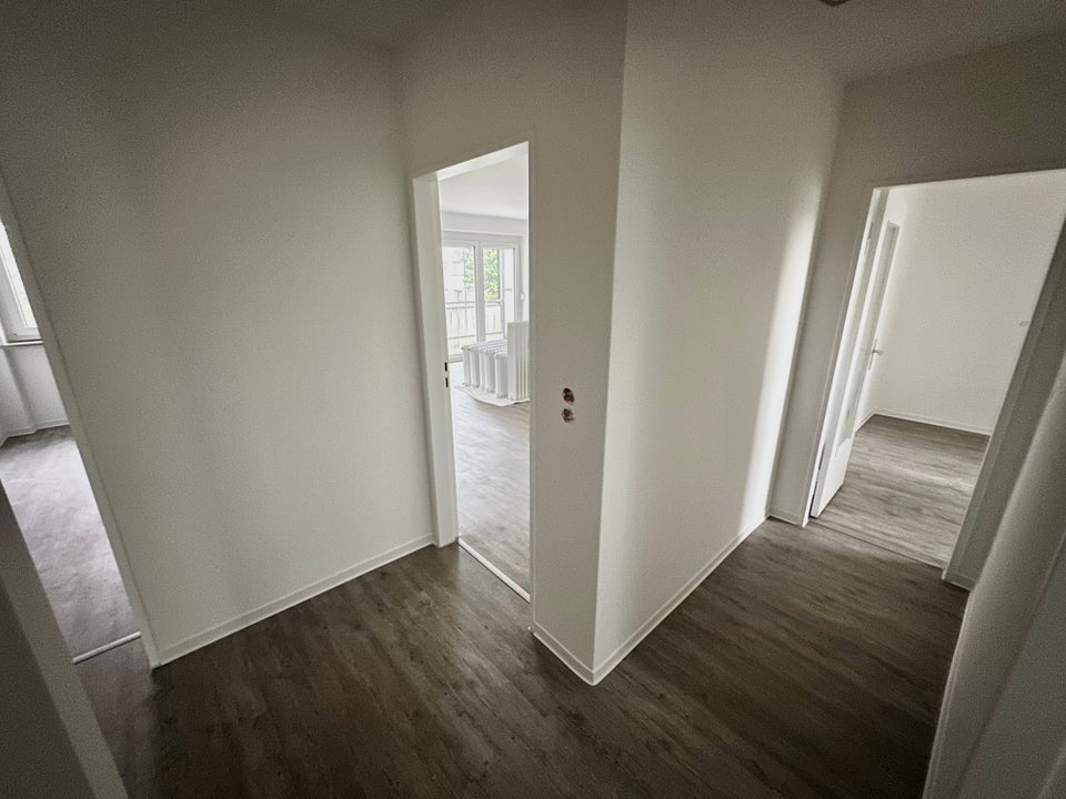 1. OG / 4,5 Zimmer mit Balkon (frisch saniert) - Foto 2