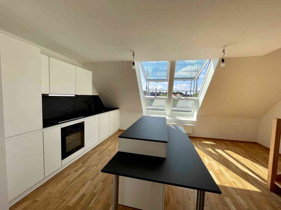 Wohntraum im Dachgeschoss: 4,5 Zimmer, Galerie und ein toller Blick auf den Olympiaturm! - Foto 2
