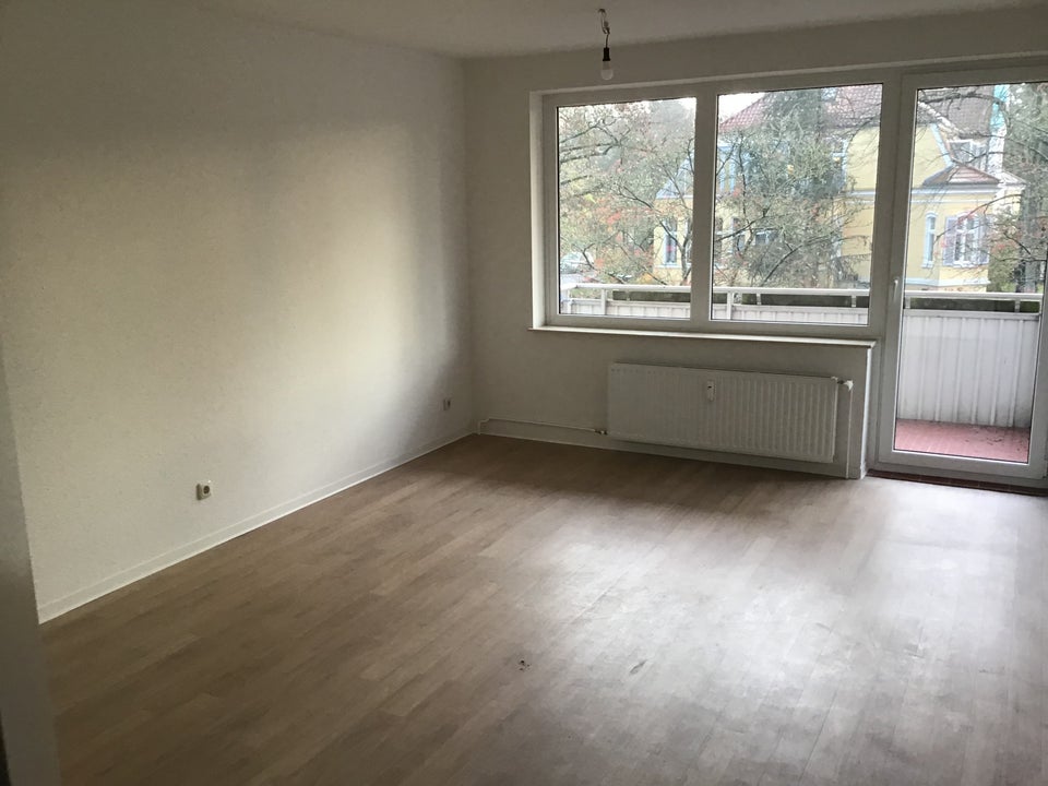 Renovierte 3,00-Zimmer-Wohnung mit Balkon - Foto 2