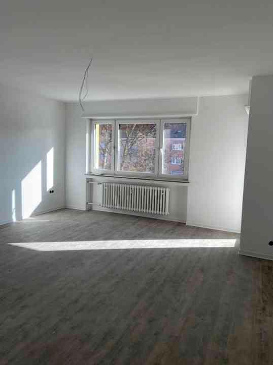 Hier können Sie schon bald in unsere renovierte 3 Zimmerwohnung einziehen! - Foto 1