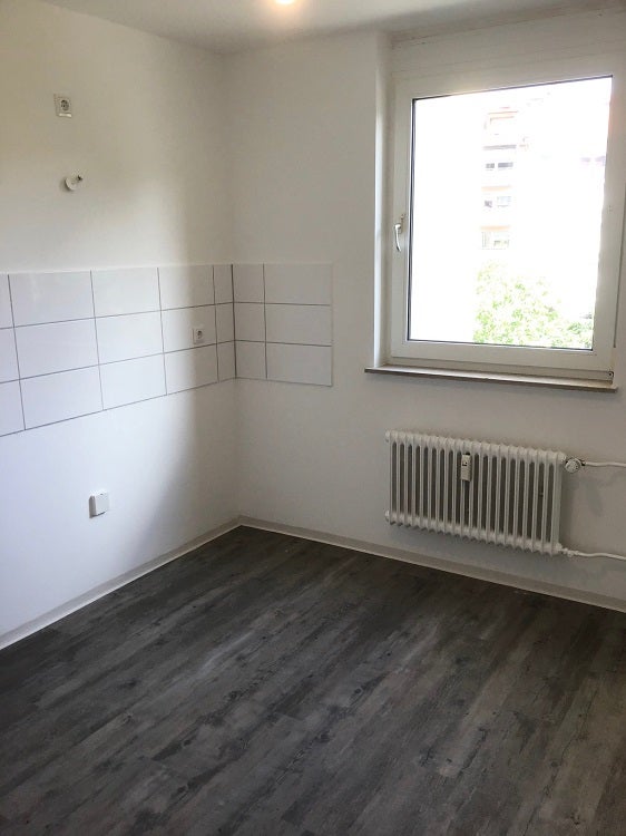 Neues Zuhause mit Balkon! Renovierte 2-Zimmer-Wohnung ab sofort frei - Foto 1