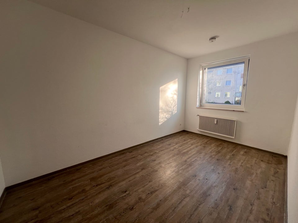 3-Zi.-Wohnung im Erdgeschoss mit Balkon - Foto 2