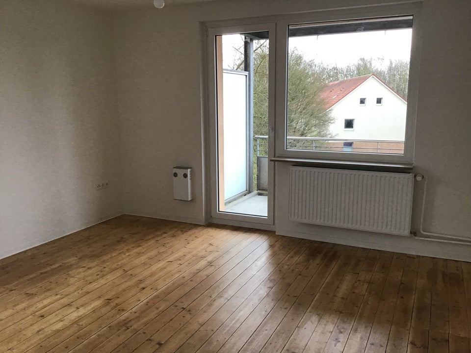 Stop! Weitläufige 4-Zimmer-Wohnung - Photo 1