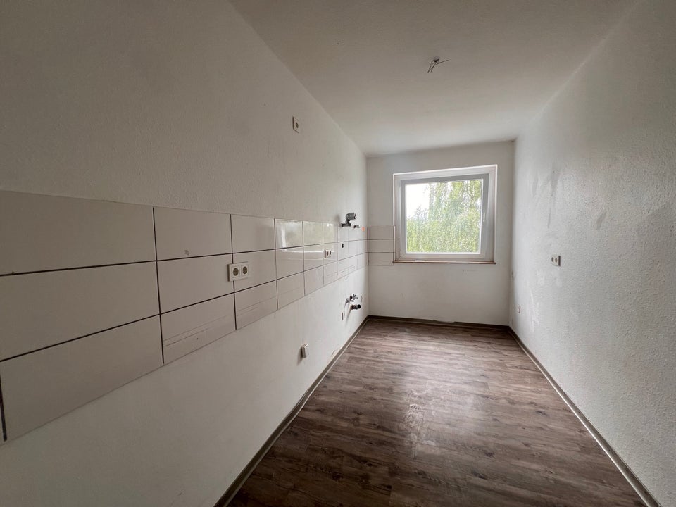 4-Zimmer-Wohnung mit Balkon – Aufzug, neue Badezimmergestaltung, Parkmöglichkeit vor dem Haus - Photo 3