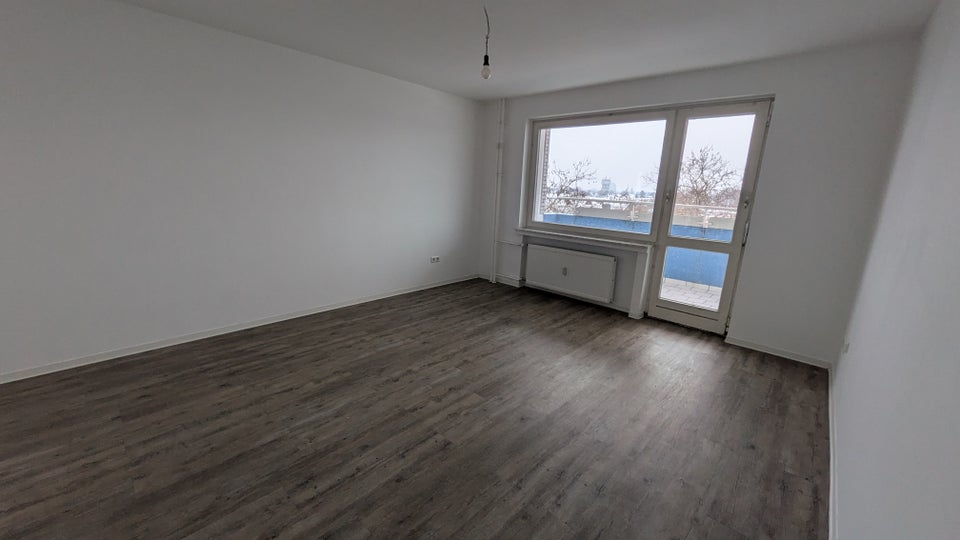 Modernisierte 2-Zimmer-Wohnung mit Balkon und schöner Aussicht - Photo 2