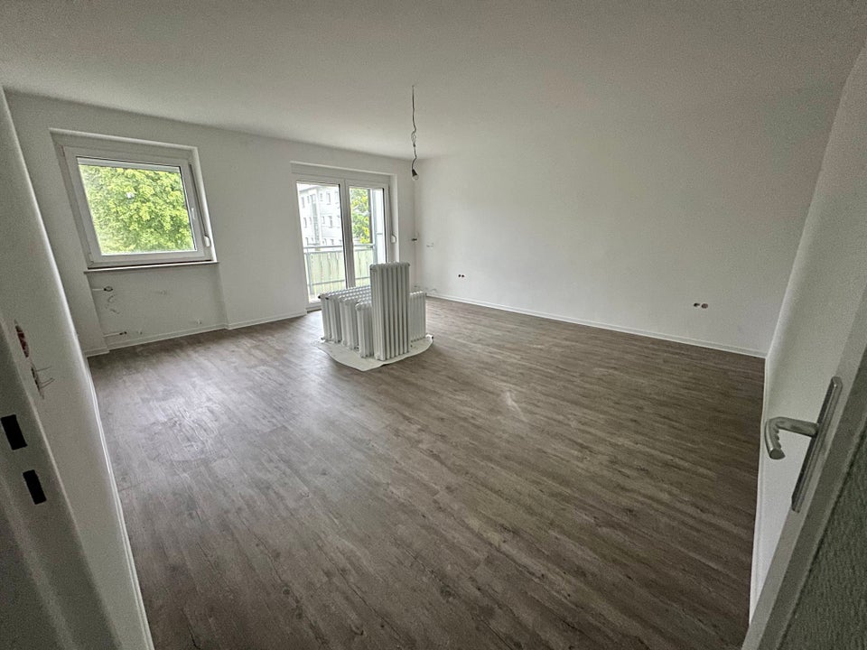 1. OG / 4,5 Zimmer mit Balkon (frisch saniert) - Foto 1
