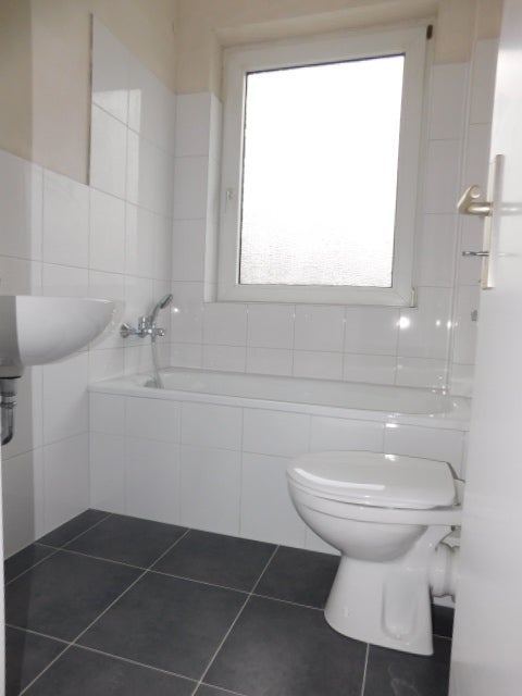 ***Nette Nachbarn gesucht: Renovierte 3-Zimmer-Wohnung mit Balkon in ruhiger Umgebung*** - Foto 2