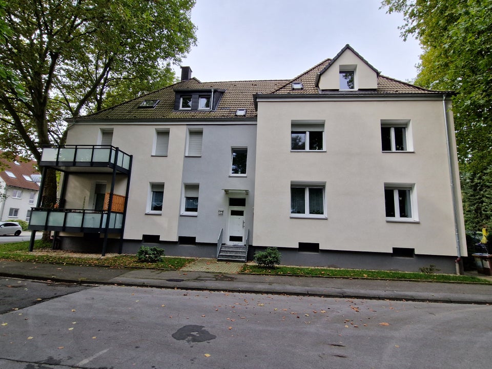 Wohn(t)raum: günstige 1,5-Zimmer-Dachgeschosswohnung in modernisiertem 3-Familienhaus - Photo 2
