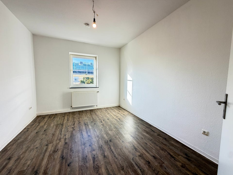 Großzügig geschnittene 4-Zimmer-Wohnung mit Flair sucht neue Mieter! - Foto 2