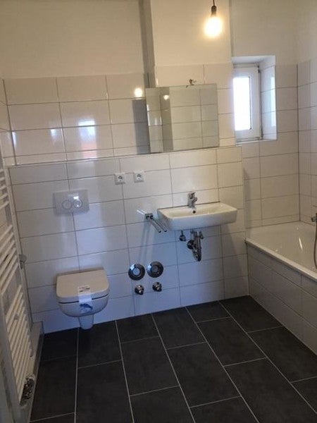 Renovierte und gut geschnittene 2-Zimmer-Wohnung ab sofort frei - Foto 2