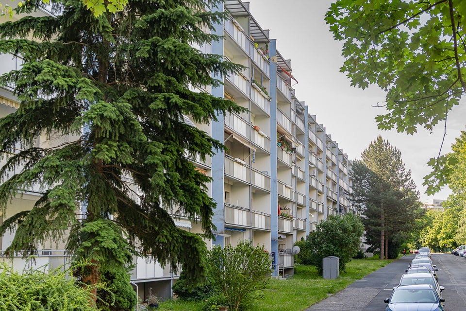 Wir sanieren für Sie: 3-Zimmerwohnung in oberster Etage mit Aufzug! - Photo 2