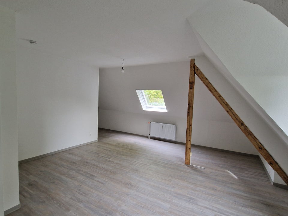 Wohn(t)raum: günstige 1,5-Zimmer-Dachgeschosswohnung in modernisiertem 3-Familienhaus - Photo 4