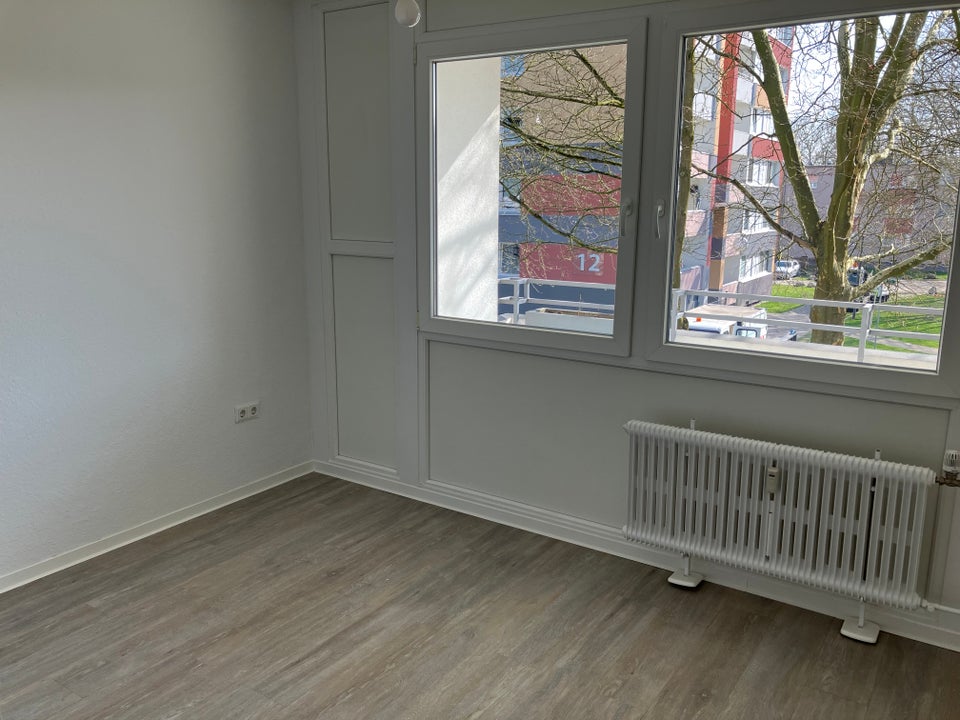 schöne 3-Zimmer-Wohnung mit Wand und Bodenbelag - Photo 1