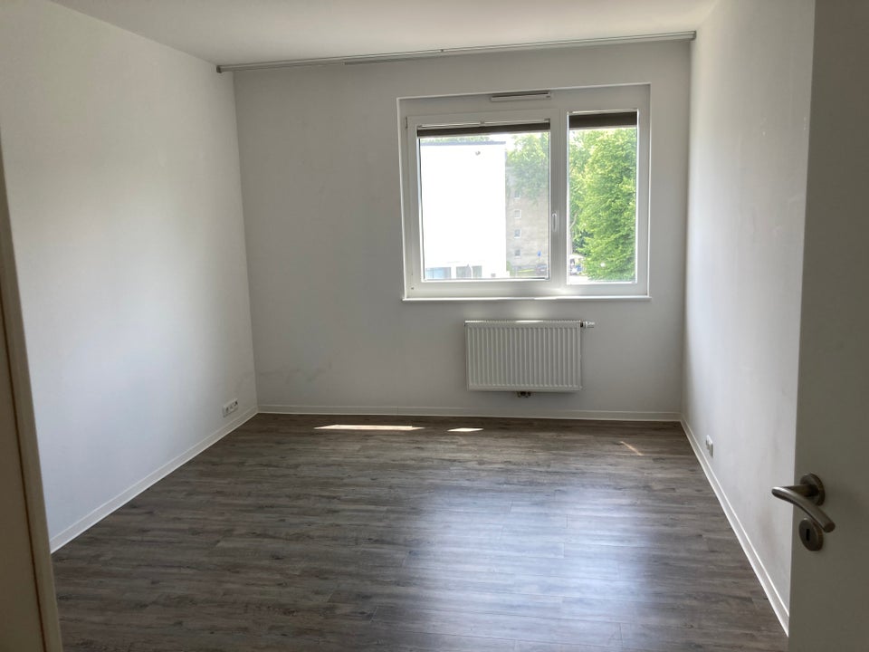 Preisgünstige und ansprechende 4,5-Zimmer-Wohnung - Foto 2