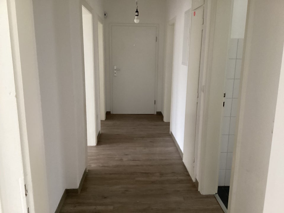 Schöne 4-Zimmer-Wohnung mit Balkon! - Foto 5