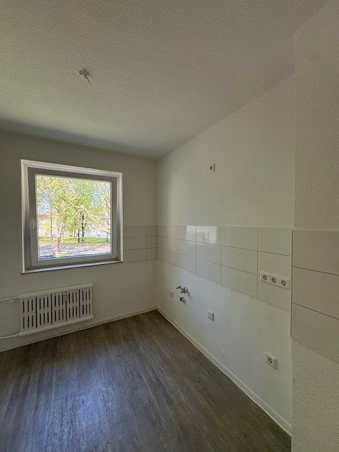 Überzeugen Sie sich selbst: Schöne renovierte 2-Raum Wohnung mit Tageslichtbad + Balkon! - Photo 3