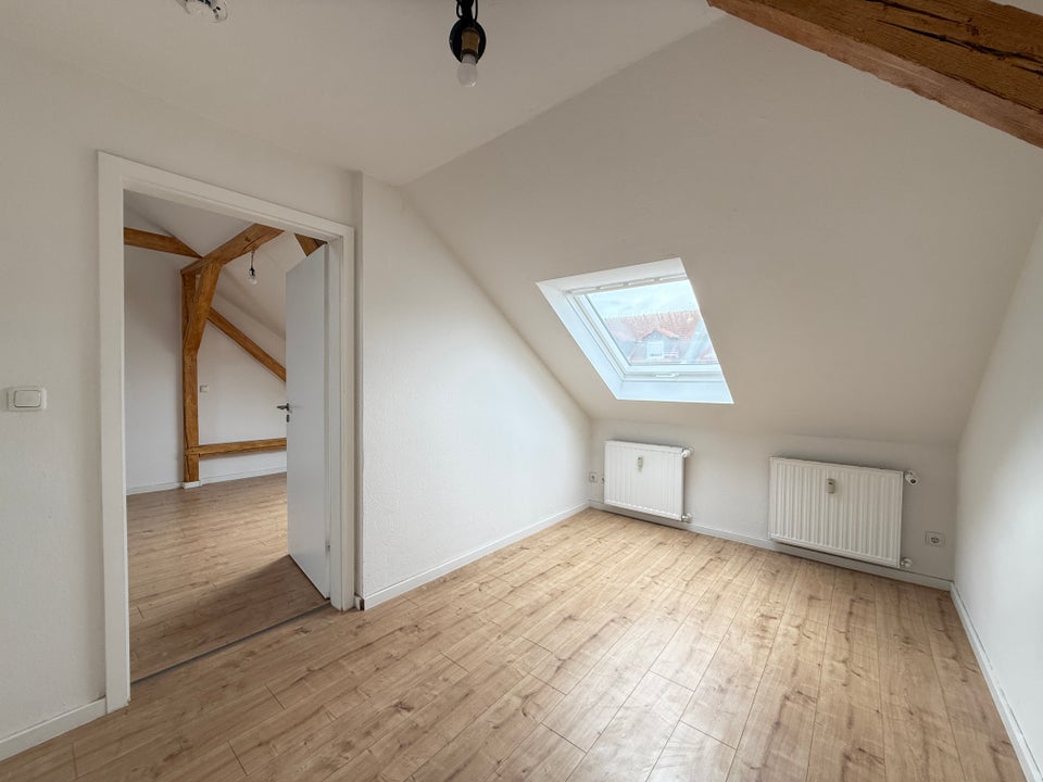 Charmante Dachgeschosswohnung mit Einbauküche! - Foto 4