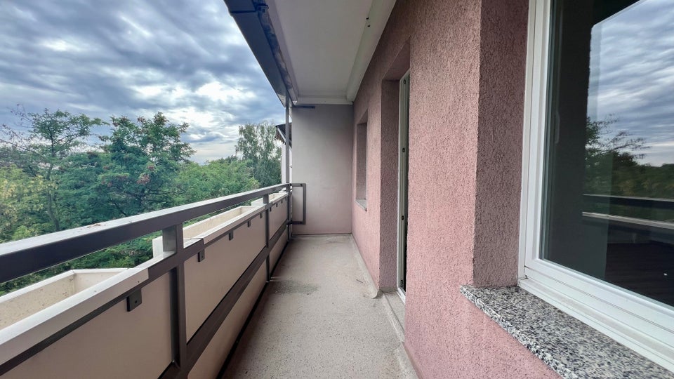 4-Zimmerwohnung in oberster Etage mit Aufzug und Balkon freut sich auf nette Mieter! - Foto 4