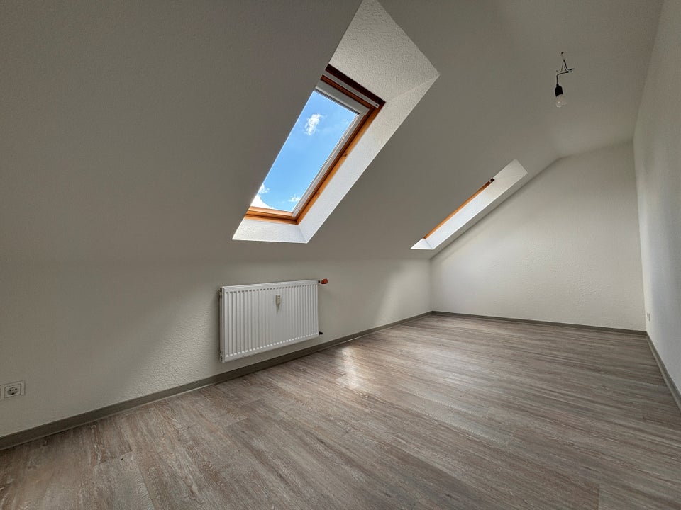 FRISCH renovierte 3-Zimmer Dachgeschosswohnung in wunscherschöner Siedlung - Photo 4