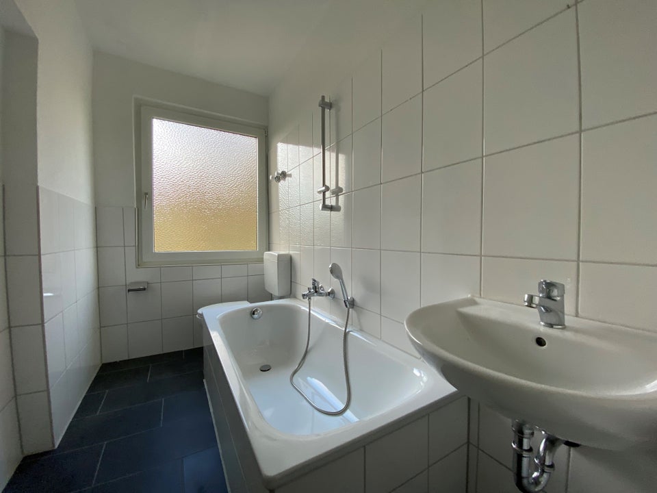 Zentral, preiswert, renoviert & sofort bezugsfertig! Gut geschnittene 2,5 Zimmer-Wohnung - Photo 2