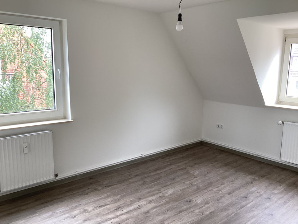 Da kommt man gern Heim: renovierte 1-Zimmer- Dachgeschoss- Wohnung mit Ausblick! - Foto 3