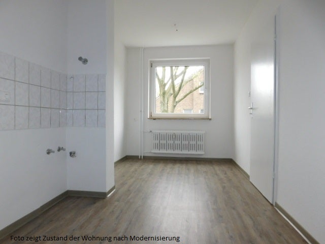 Einziehen und Wohlfühlen - 3-ZKDB im EG mit Balkon zentral gelegen und renoviert... - Photo 2