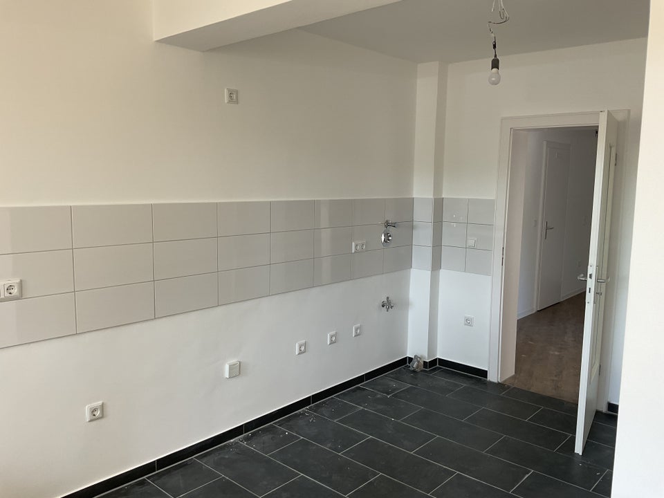 Moderne und frisch renovierte 2-Zimmer-Wohnung mit Balkon - Foto 2