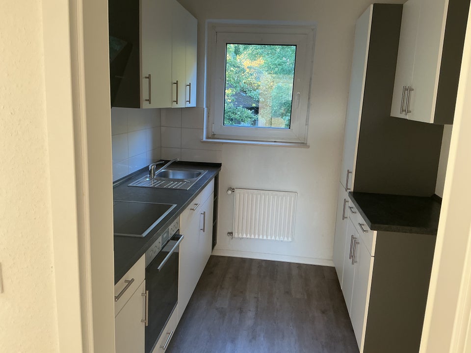 Sofort einziehen! Renovierte 3-Zimmer Wohnung mit Einbauküche - Photo 1