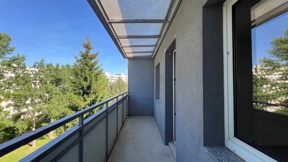 Wir sanieren für Sie: 3-Zimmerwohnung in oberster Etage mit Aufzug! - Photo 2
