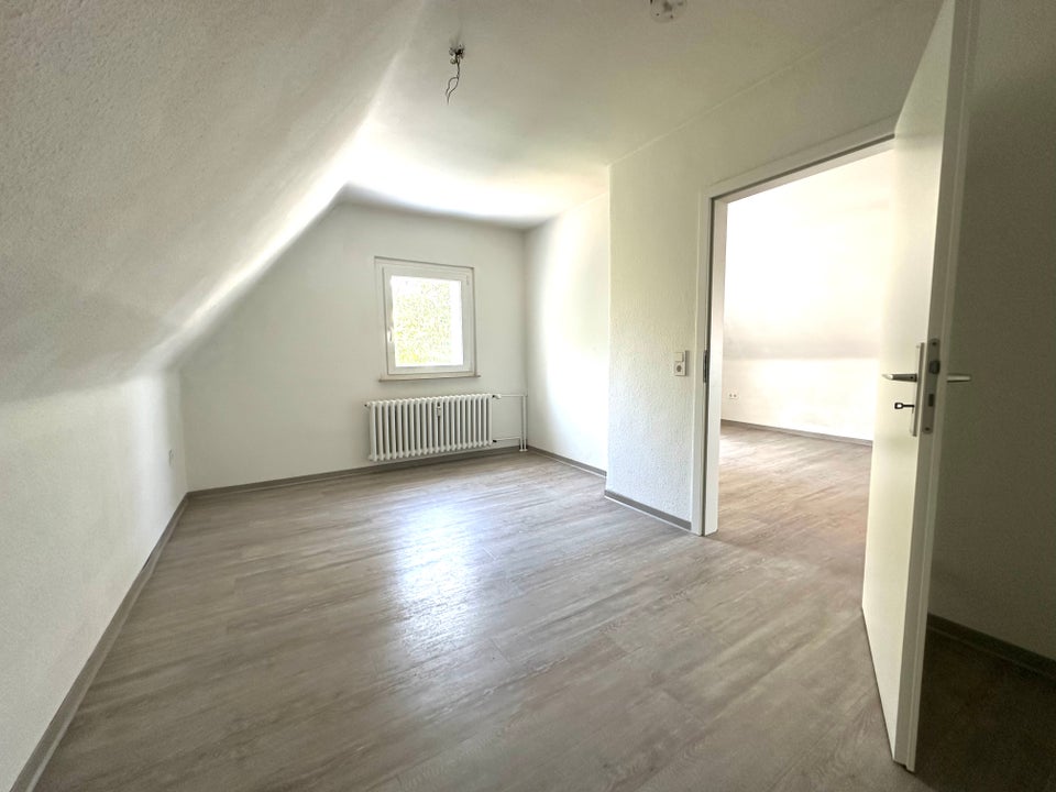 Kuscheliges Nest unter'm Dach: 3-Zimmer-Wohnung mit großem Balkon! - Foto 1