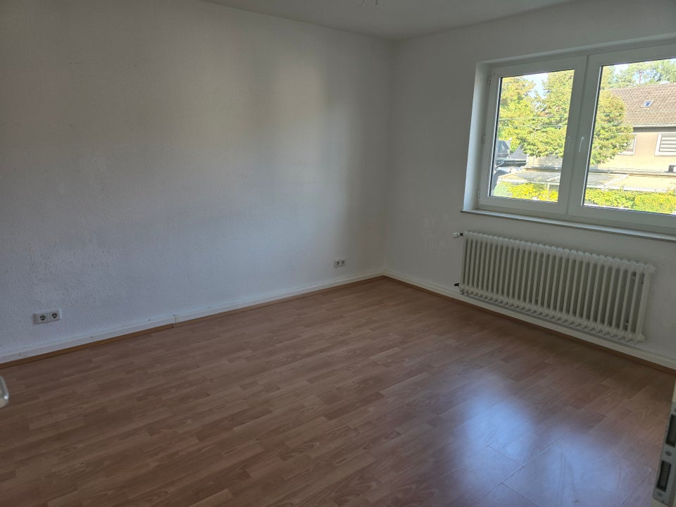 bezugsfertige 3,5 Zimmer Wohnung mit Balkon und Wannenbad - Photo 1