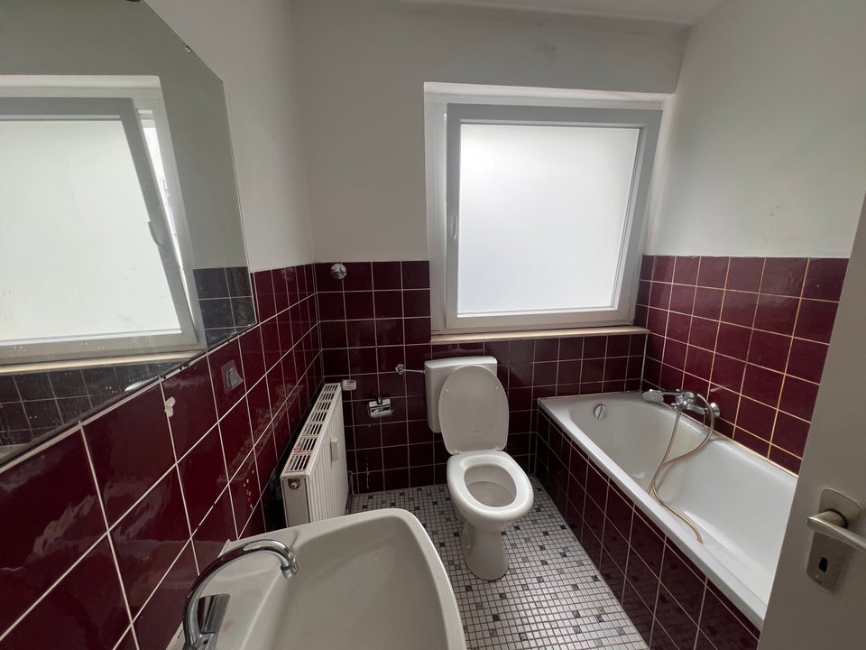 4-Zimmer-Wohnung mit Balkon – Aufzug, neue Badezimmergestaltung, Parkmöglichkeit vor dem Haus - Photo 4