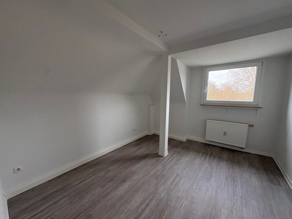 Stilvolle Dachgeschosswohnung mit Charakter – Modernisiert, ruhig gelegen & sofort bezugsbereit - Foto 4