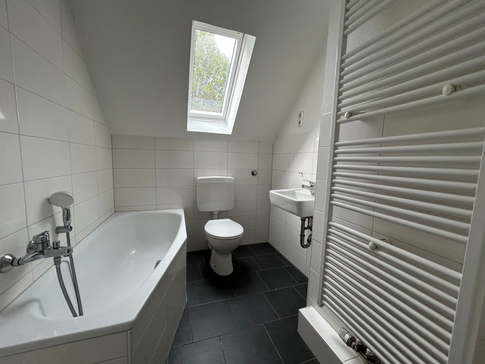 Schöne, große 3-Zimmer-Dachgeschoss-Wohnung im Nordviertel in direkter Uni-Nähe - Photo 1