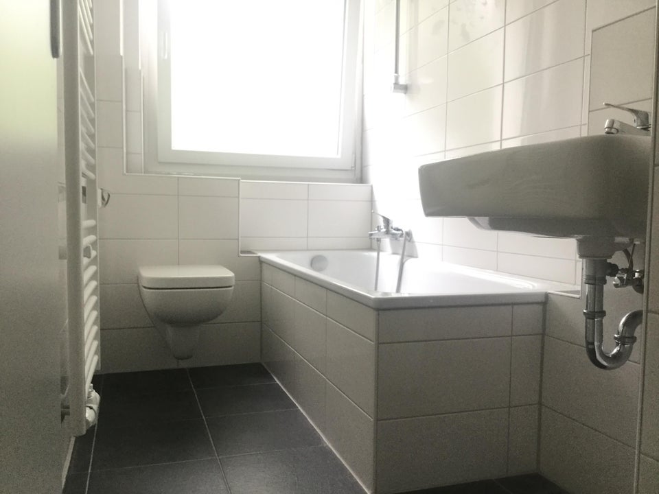 Erstbezug nach Sanierung! 3-Zimmer Wohnung mit Balkon im Erdgeschoss - Photo 1