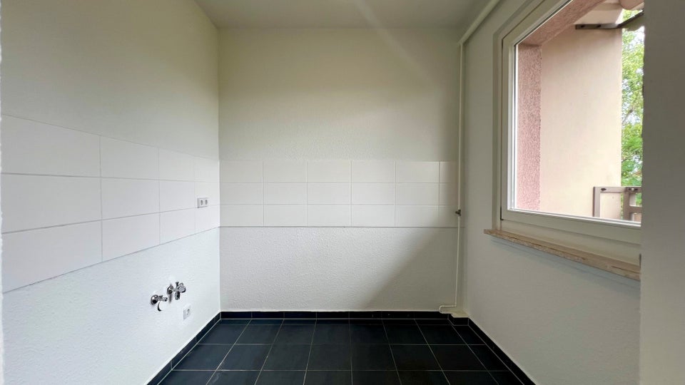 4-Zimmerwohnung in oberster Etage mit Aufzug und Balkon freut sich auf nette Mieter! - Foto 3