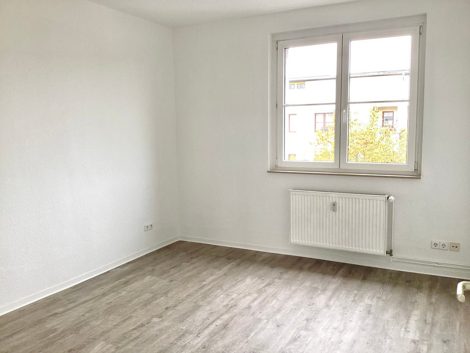 Frisch für Sie saniert - modernes Tageslichtbad mit Wanne! - Foto 2